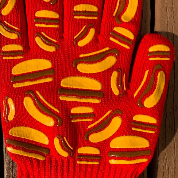 🆕TARA TESHER TEMPTATIONS OVEN GLOVES “BURGERS & DOGS” SIZE SMALL/MED NWTS! - Picture 2 of 3